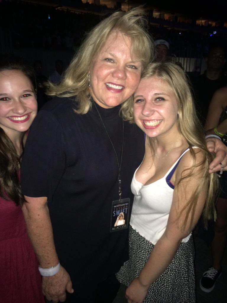 okjxmie's tweet photo. yes this is me and taylor swifts mother http://t.co/lxk4nAJJSu