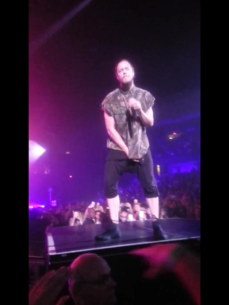Dan Reynolds' Bulge X:ssä: .@DanReynolds GET YO PAWS OFF THE BULGE  http:t.co3cdl0KxQqF  X