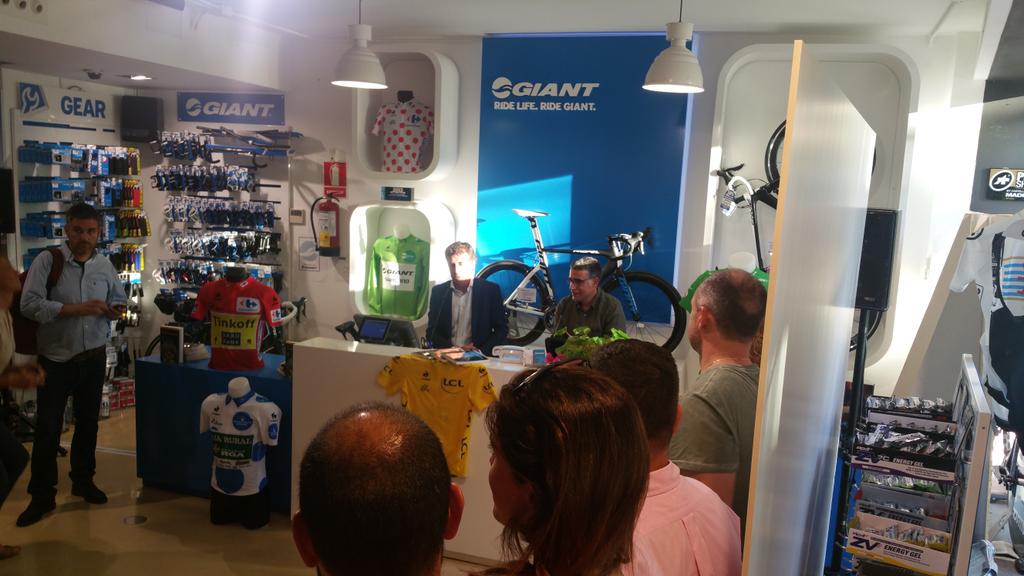 PacoGrandeTVE's tweet photo. En la presentación del nuevo libro de @sergi_lopezegea con @pedrodelgadoweb. Buenas historias de ciclismo http://t.co/IuDa3GczyG
