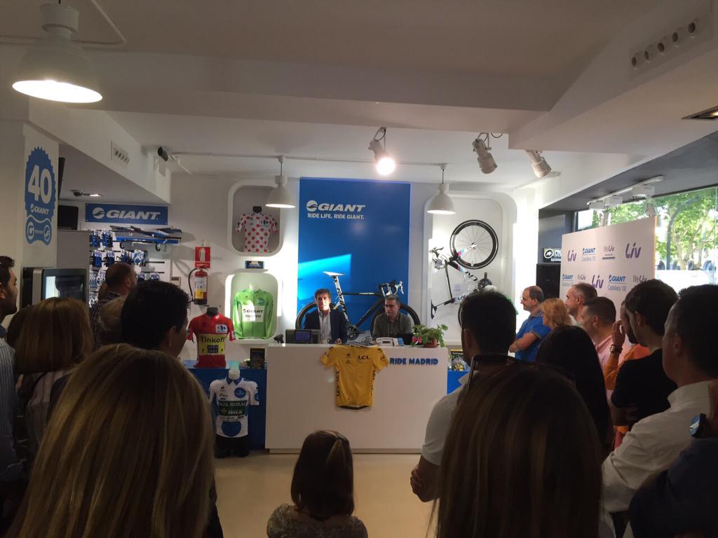 rocio_burgos's tweet photo. Presentación "Cuentos del Pelotón" @sergi_lopezegea Presenta @pedrodelgadoweb Habrá q leerlo antes del Tour! 🚲📖 http://t.co/LAHhGDvNGb
