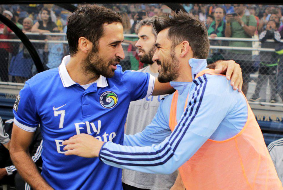 Raul7Capitan7's tweet photo. Raúl y Villa (no jugó) se saludaron antes y después del partido. Intercambiaron camisetas y se abrazaron. #Respeto http://t.co/NgM6tUShby