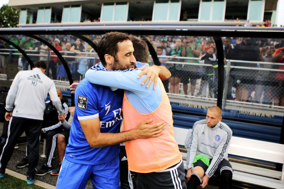 Raul7Capitan7's tweet photo. Raúl y Villa (no jugó) se saludaron antes y después del partido. Intercambiaron camisetas y se abrazaron. #Respeto http://t.co/NgM6tUShby