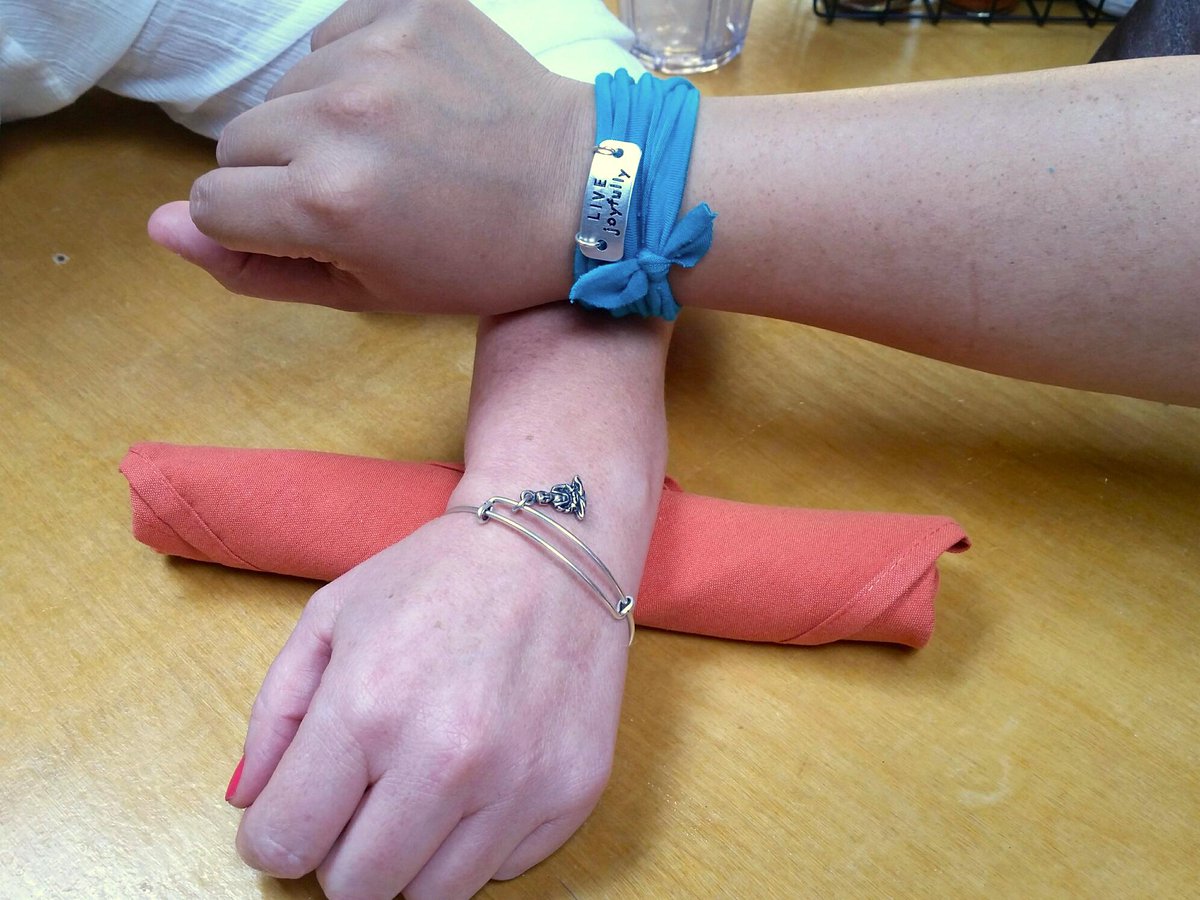 ShopGoodthings's tweet photo. Laura and @lexandthecities showing off their cute new bracelets! #ShopGoodthings @alexandani http://t.co/umklW5600v