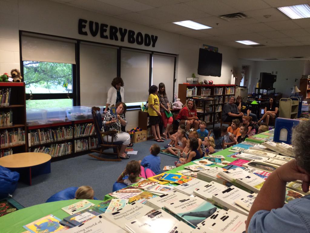 JenTimmerding's tweet image. #twuzz  @StephensElem  @stephenslib  reading with the new principals at SES!  Summer fun!