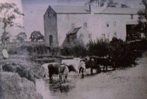 TraffordMill's tweet photo. Great 1914 picture of Trafford Mill @ShitChester @fiifpreserves @MickleTrafVill @WirralTweets @NaturalEngland http://t.co/9LolfZ3O3u