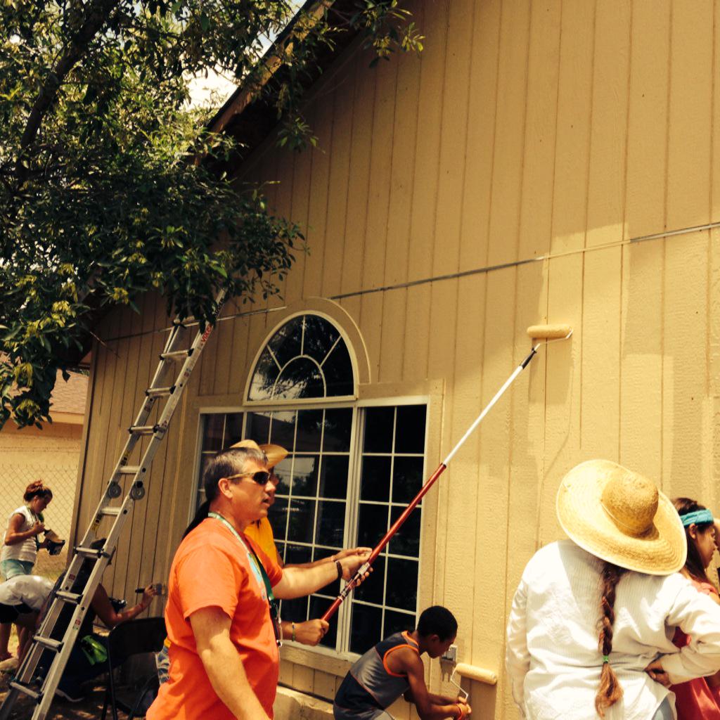 Gerald_Davis3's tweet photo. @TXBDisasteRecov @MarlaBearden Paint party in Eagle Pass, Tx. TBDR Rebuilding Eagle Pass this week, longterm recovery http://t.co/4NkJc5VrLK