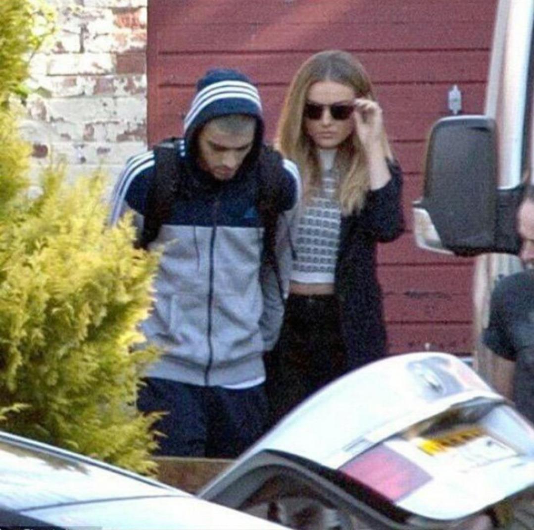 1dupdateo's tweet photo. Zayn this morning
#1dpics #1direction #1dupdatesonline #1DForMMVA http://t.co/hToRe2K0Qc