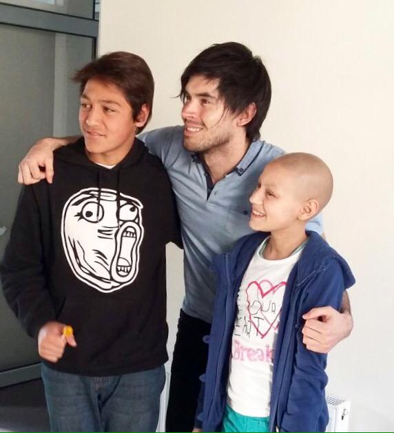 MakeAWishChile's tweet photo. Fiorella y su deseo un celular y conocer a @GermanGarmendia quien compartió con los niños del hogar.Gracias German! http://t.co/UOFixH73rZ