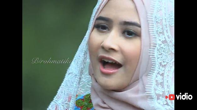SCTV's tweet photo. Udah baca doa buka puasa kayak @PrillyBie gini belum? Klik http://t.co/Rxd228jDU2 #SalamRamadan http://t.co/QF5v6Ou02s