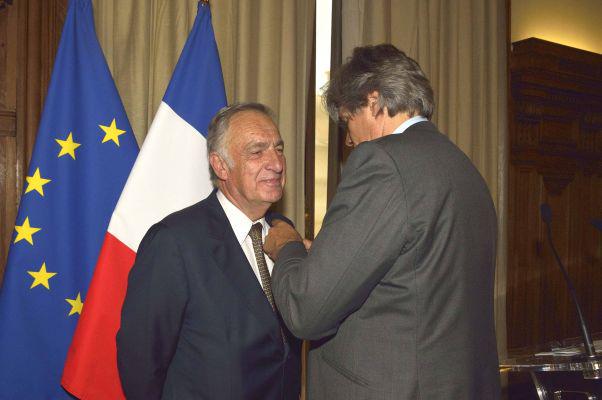 <a href="/SLeFoll/">Stéphane Le Foll</a> vous avez décoré D. De Bellaigue pour organiser des courses <a href="/pmu/">PMU</a> avec des apprentis sans couverture sociale?