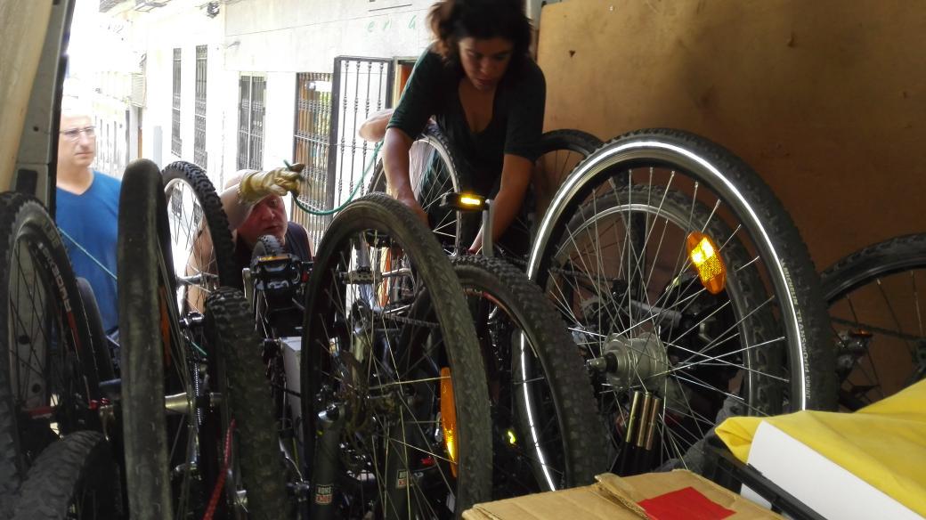 TheoOberhuber's tweet photo. Las primeras #bicis  con el material ya están camino de Málaga, donde mañana empieza la #ecomarcha2015 http://t.co/fOIy0jRnnD