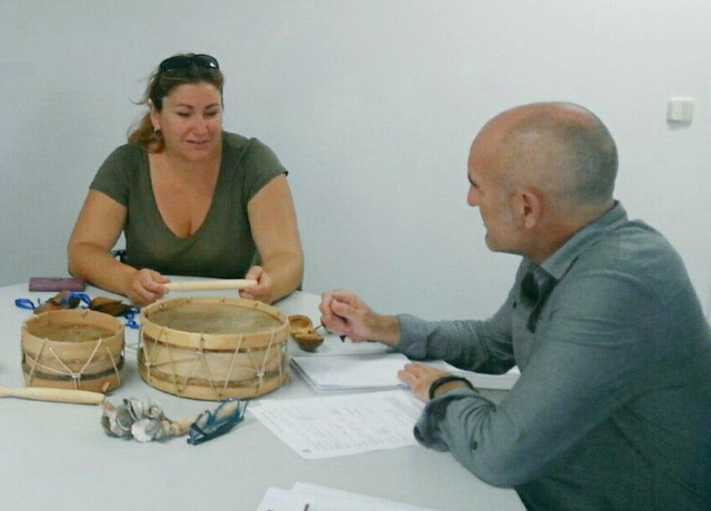 Artesaniatfe's tweet photo. Reunida con Nayra Pérez, artesana de instrumentos musicales. Programa de #Emprendimiento #Artesanal #Microart_tfe http://t.co/v24GyBSnEG