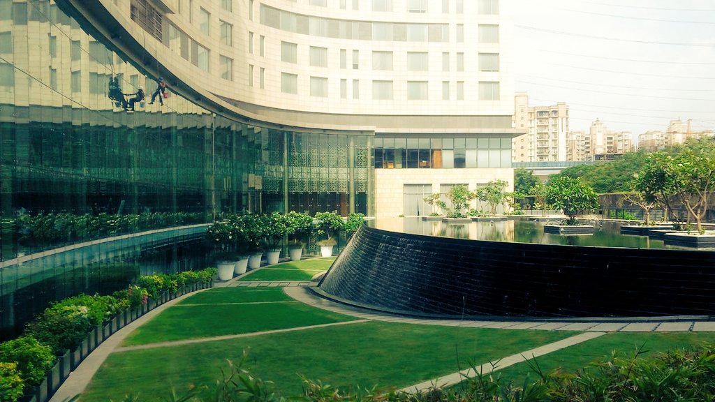 sanmansp's tweet image. #awsenterprise the westin garden n fountain 

#beauty
#architecture
#design