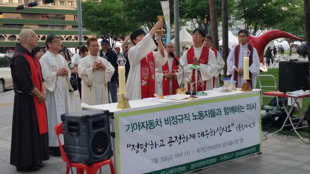 sajedan's tweet photo. 기아자동차 비정규직 노동자들과 함께하는 미사 봉헌중입니다.
이 땅의 모든 비정규직을 정규직으로...
차별 없는 세상을 위해... 많은 기도 부탁드립니다.. http://t.co/9QGiYe8dIp