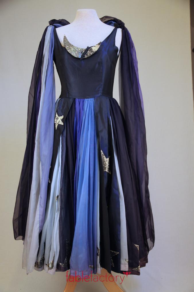 Fablefactory's tweet image. Kostuums van de Week: Verkoelend in #zomerfris blauw. Dress you up in blue! ow.ly/CaIjl #kostuumverhuur