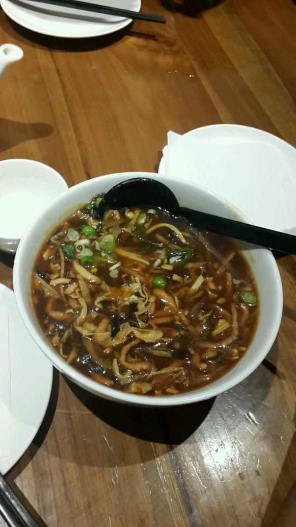 SherlyZheng's tweet photo. Lunchy @imperiallamian nom nom nom http://t.co/ZINuhrLfkw