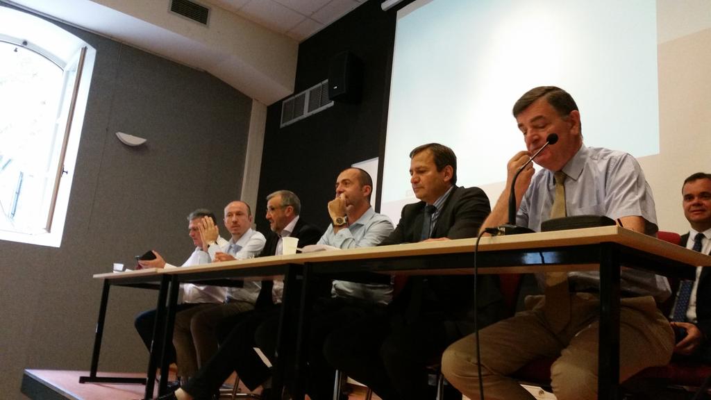 samiabadat's tweet photo. Ce matin avec @LA_FEDOM ns organisons une grande consultation des milieux économiques #LaReunion sur l'après #Lodeom http://t.co/AtnT1Bx8Tw