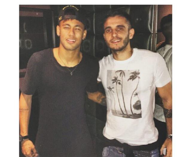 heysfc's tweet photo. Abre o olho Neymar kkkkk #ShowTH http://t.co/2RniRPVjjg