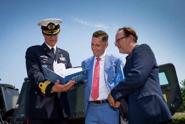 Uitreiking jubileumboek ‘QPO Korps Mariniers 1665′ tijdens de Marinedagen door Karst-Jan Beens.bit.ly/1NATAhM