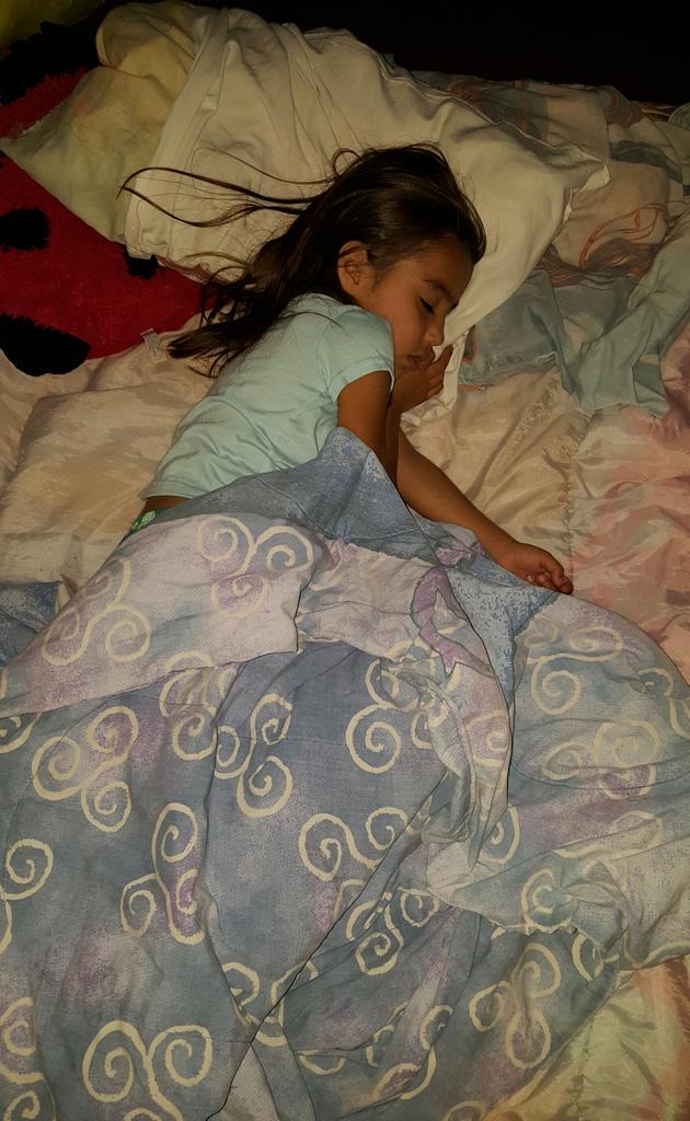 imalwaysamber13's tweet photo. My sweet 👼 made her own bed and put herself to sleep🙊💓 #preciousmoments http://t.co/e3CAPsuWTA