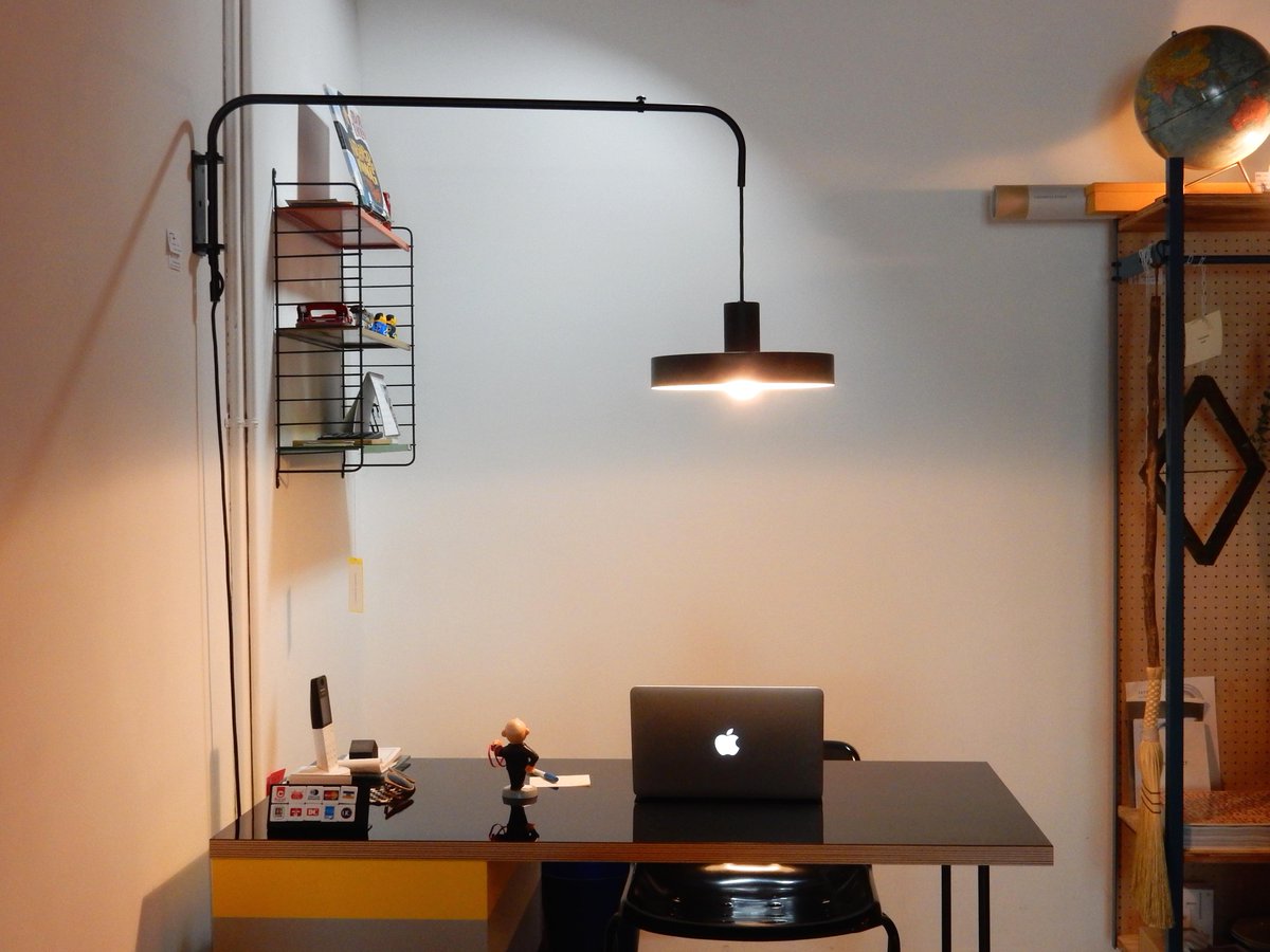 Sincerely 照明と家具の店 壁に固定し調節できるペンダント吊り器具 吹き抜けなど天井から電源が取れないとき 照らす位置を容易に変えたいとき ぴったりです Hanger Flame Http T Co Zwahgfdpj5 Twitter