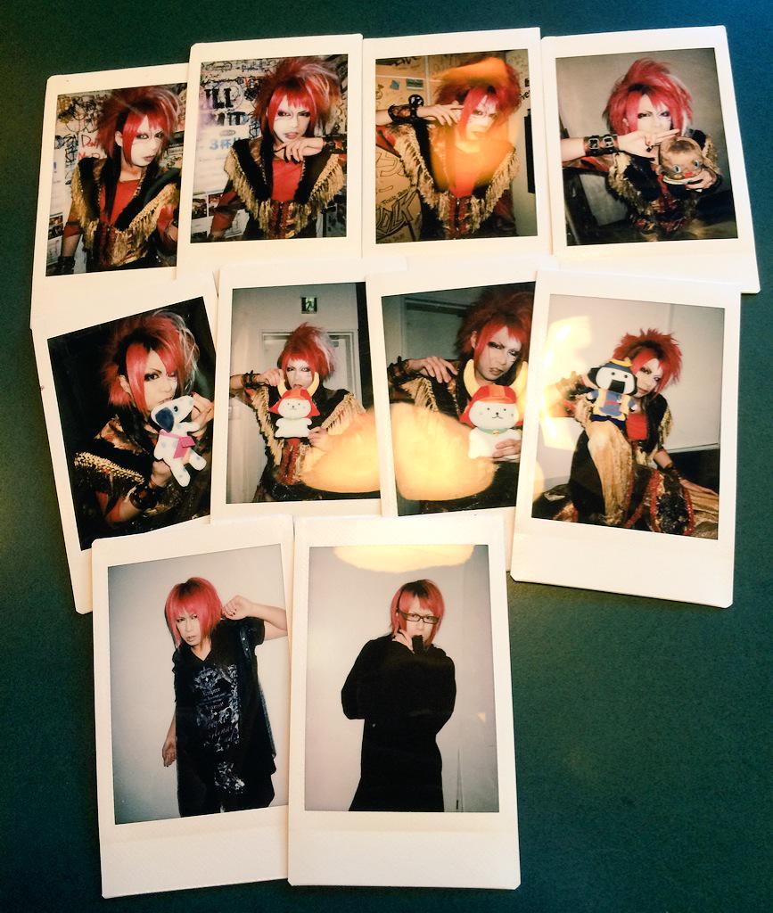 owo_02_24's tweet photo. 己龍さん龍跳狐臥巡業チェキお譲りします、声がかかった順に決めていきます^^

合計10枚まとめて引き取って頂ける方には九尾のピックお好きなメンバーのもの1枚おつ���します^^

質問だけでも気軽にどうぞ
ピックのみのお譲りは考えてません http://t.co/ucwEr9dKSG