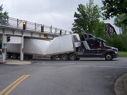 RBCLogistics's tweet image. #Truck limbo. 
#funnypicture #HGVHour