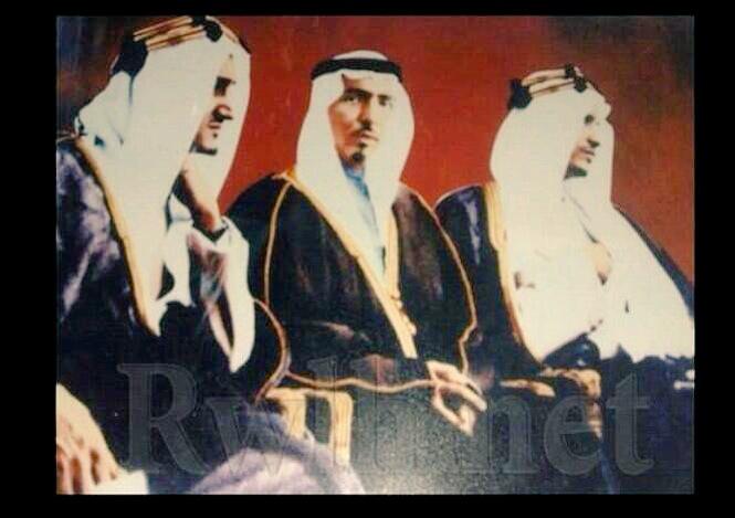 الامير فواز بن نواف الشعلان

عن يمينه ملك فيصل   .. وعن يساره ملك سعود