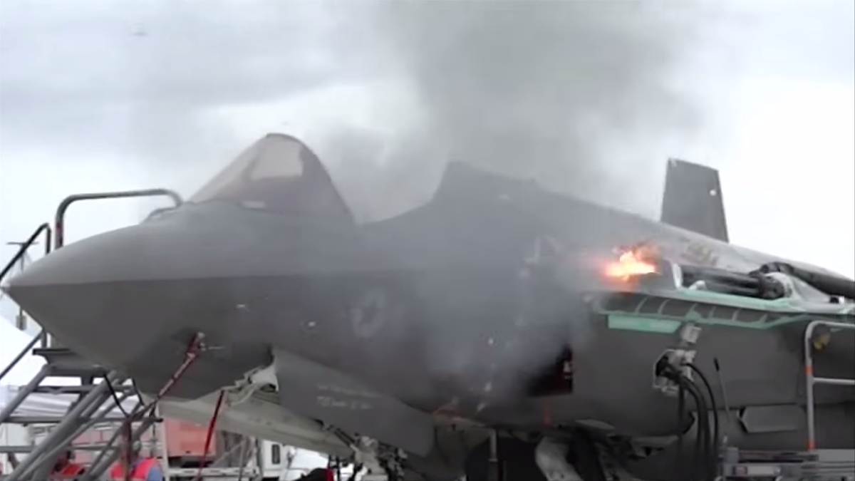 تجربة اطلاق النار من رشاش المقاتله F-35A الامريكيه  CI-mmWqWoAEzX5n