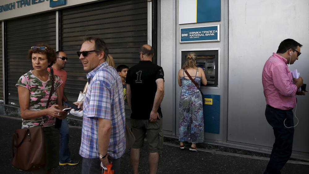 libe's tweet image. Les Grecs angoissés devant une banque fermée étaient en fait... des journalistes liberation.fr/direct/element…