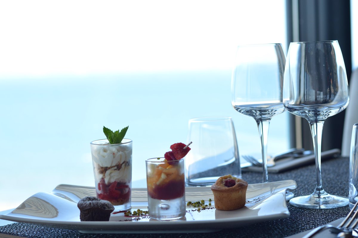 Gourmandises avec vue sur mer, y'a pire non ? RDV au restaurant LE PHARE pour la dégustation...