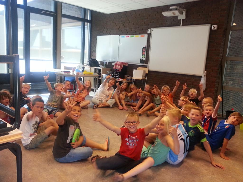 Anke_vDijk's tweet photo. Nog een paar minuten en dan is het grote #vakantie @tvenne #klas5b http://t.co/Kt1N48IpBb