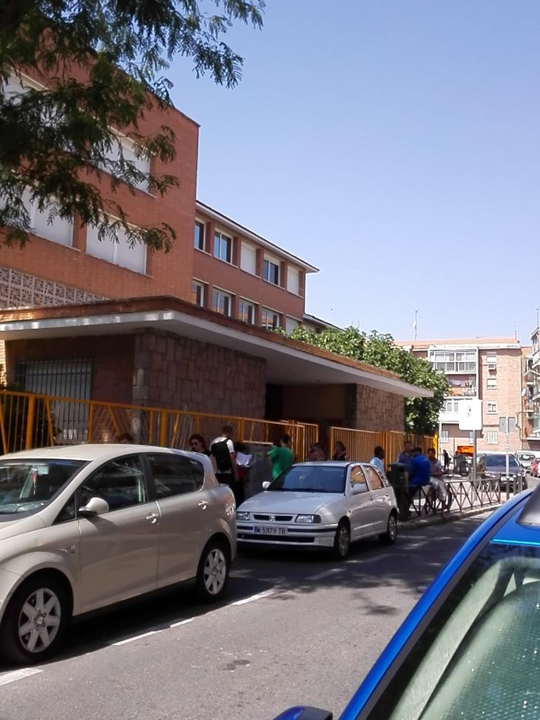 Miguelanhel's tweet photo. No sólo es derecho a la vivienda, es obligación a la desobediencia. #NicolaeSeQueda
#LeyMordaza http://t.co/v3WbnVmZ88