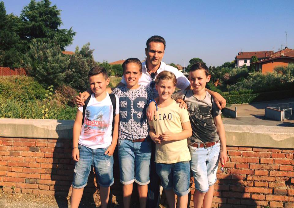 Fablefactory's tweet image. In Italië met mijn Pinokkio’s. Een goede voorbereiding is voor 'n regisseur het halve werk ;-) ow.ly/P83Sa