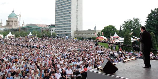 SWP_Potsdam's tweet photo. Der Chefmoderator @HolgerWemhoff @klassik_radio wird Sie am Fr. durch den Walzerabend des Stadtwerke-Fests führen. http://t.co/GN5yBIJiU0