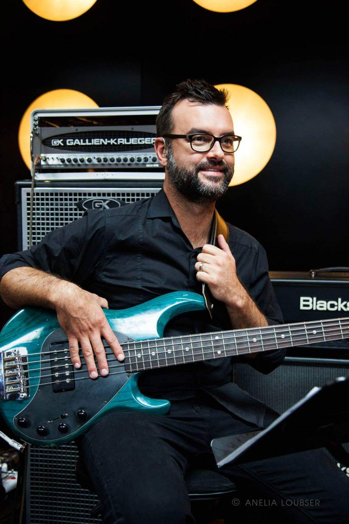 <a href="/jokkeltokkelok/">Schalk van der Merwe</a> op bas kitaar reg vir môre aand 20:30 se Parlements Opening #RZA <a href="/kykNETtv/">kykNET TV</a>