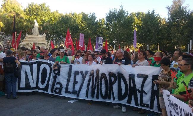 SevillaActual's tweet photo. Medio millar de sevillanos dicen 'no' a la #LeyMordaza http://t.co/OKB6gzJIzK #Sevilla http://t.co/7txYNClw2k