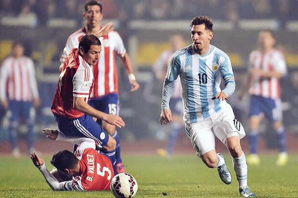 Footballtweet's tweet photo. When you try and defend against the greatest. http://t.co/sLRxxOtAH7