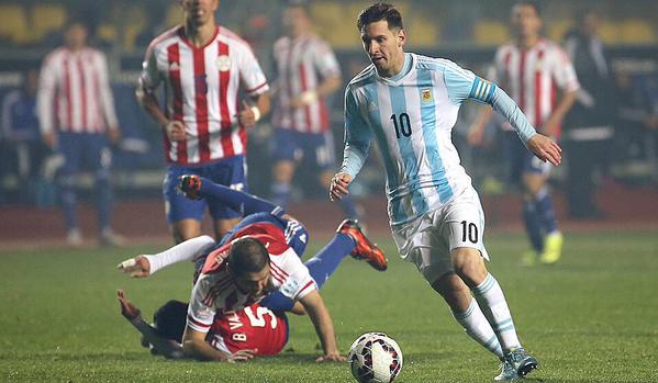 Footballtweet's tweet photo. When you try and defend against the greatest. http://t.co/sLRxxOtAH7