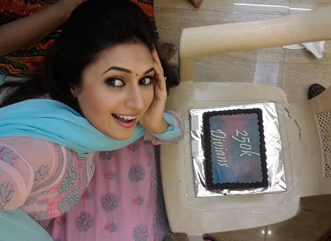 gr8mag.com/posts.php?id=4…
<a href="/Divyanka_T/">Divyanka T Dahiya</a> popularity quotient crosses 2,50,000 mark @YHM_StarPlus <a href="/StarPlus/">StarPlus</a>