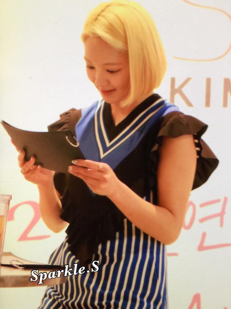 [PIC][01-07-2015] HyoYeon tham dự buổi ra mắt "HYO STYLE BOOK" vào hôm nay - Page 2 CI0QL7EUsAAp8go