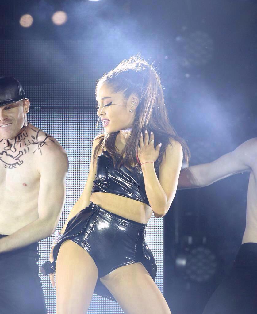 TeamGrnde's tweet photo. @ArianaGrande or should I say #slayprincess Killed this performance 🔪🔫❤️😫🙌🏽 http://t.co/MZDgi6yCdZ