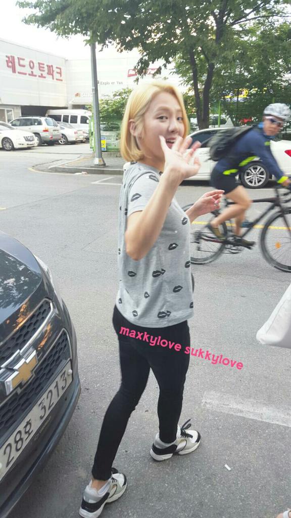 [PIC][01-07-2015] HyoYeon tham dự buổi ra mắt "HYO STYLE BOOK" vào hôm nay CI0YTEYVEAAlCWe