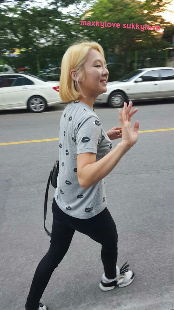 [PIC][01-07-2015] HyoYeon tham dự buổi ra mắt "HYO STYLE BOOK" vào hôm nay CI0YlcDUsAAeNo0