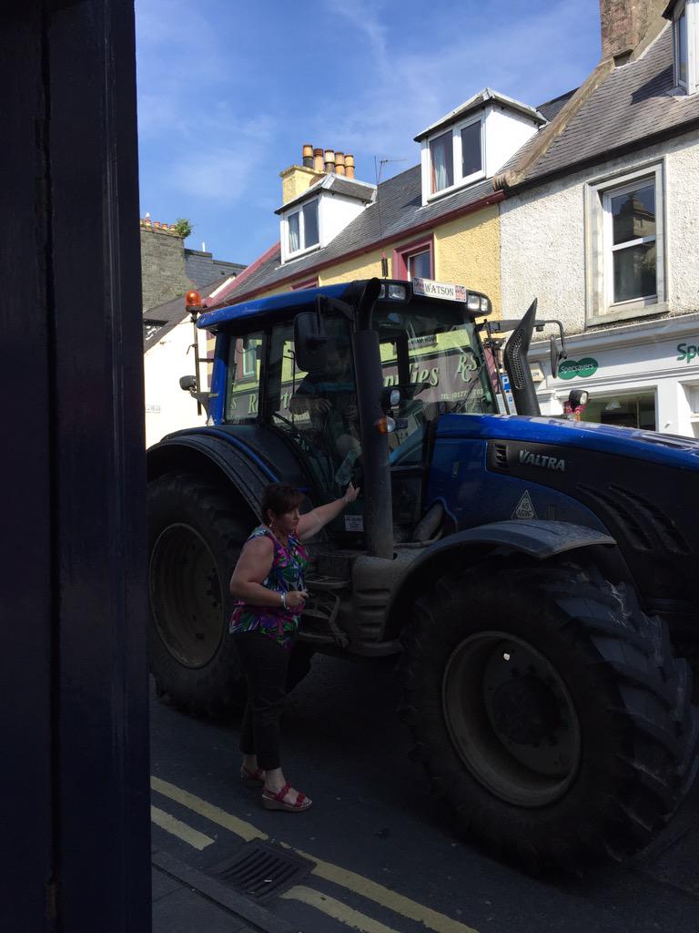 baxterstranraer's tweet photo. Avril arriving at work today!! http://t.co/UxO34tiqCk