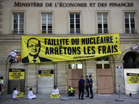 parisserrurier's tweet photo. Paris: Le ministère de l’Economie bloqué par Greenpeace :
http://t.co/MrOJ4KBkew http://t.co/KVQUGkSO78