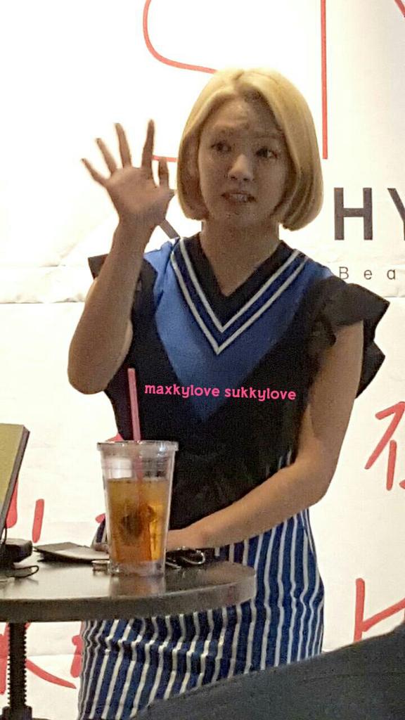 [PIC][01-07-2015] HyoYeon tham dự buổi ra mắt "HYO STYLE BOOK" vào hôm nay CI0gWJHUEAARfQc