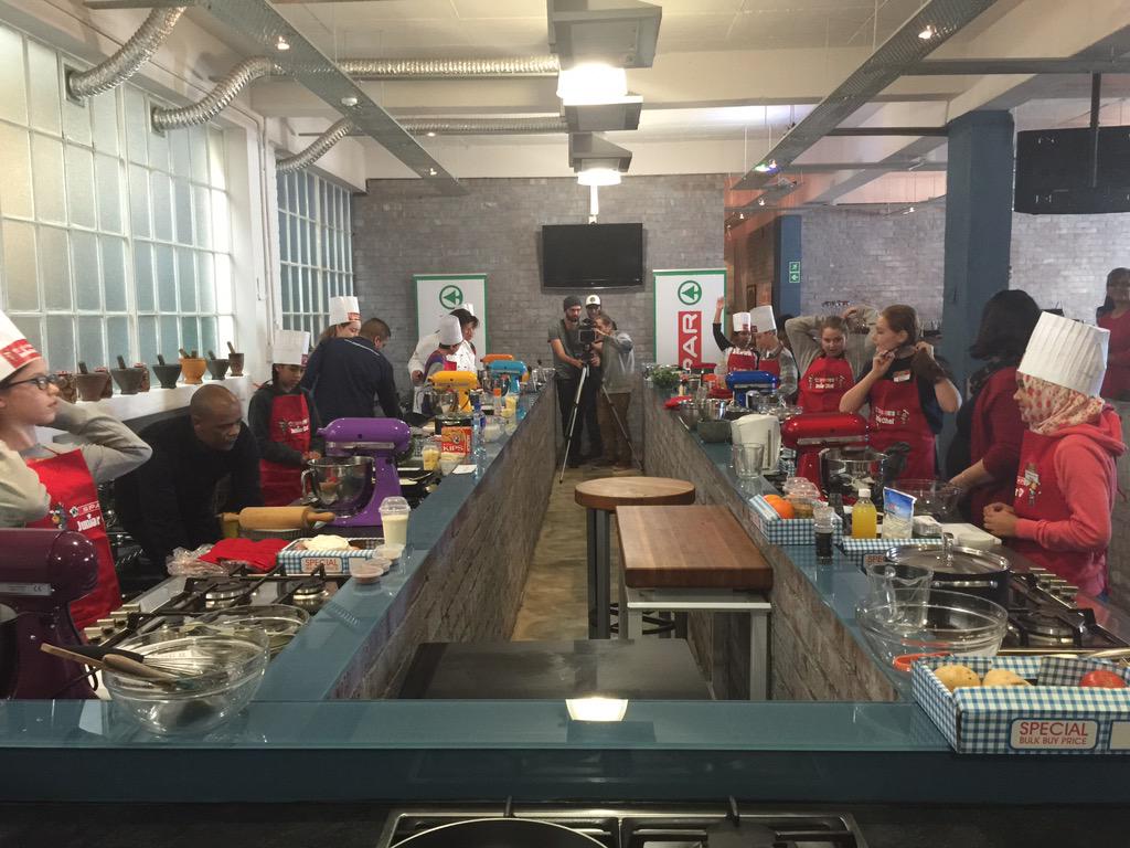 #SPARjuniorchef Good luck contestants &amp; thanks to our judges <a href="/NotHamButMan/">SlipperyspoonK</a> <a href="/ninatimm/">MyEasyCooking</a> <a href="/marius/">marius eriksen</a>