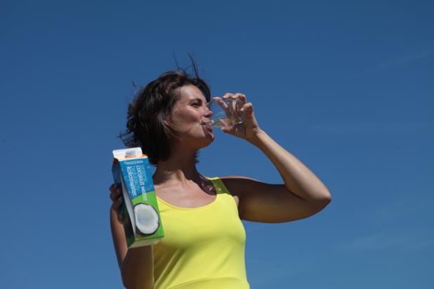 OmegaAndMore's tweet photo. Met deze warmte is het belangrijk dat je goed blijft drinken. Onze tip: Omega &amp; More kokoswater! #hitteplan http://t.co/HVgNGheHes
