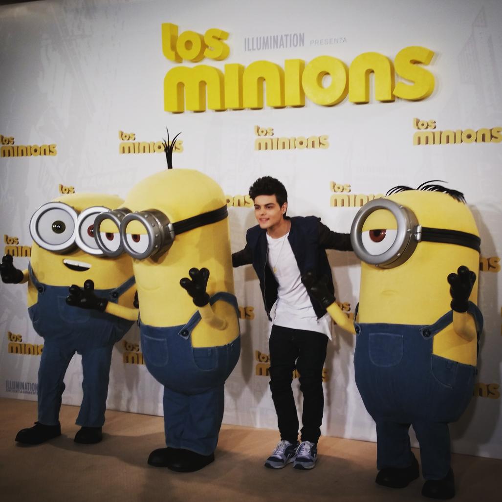 LosMinions's tweet photo. Ya está aquí Abraham Mateo, que ha grabado la canción para la película. #MellowYellow #LosMinions http://t.co/JOkAvzppg2